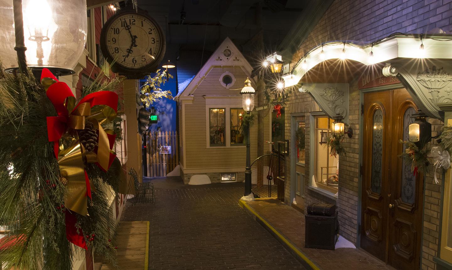 streets of old milwaukee with holiday decor
